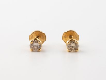 Paire de puces d'oreilles en or jaune (750)...