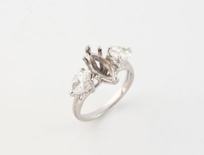 Bague en platine (850) ornée de deux diamants...