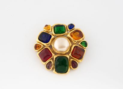 CHANEL 
Pretty gilded metal brooch forming...