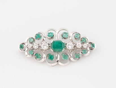 Brooch in white gold (750) with openwork...