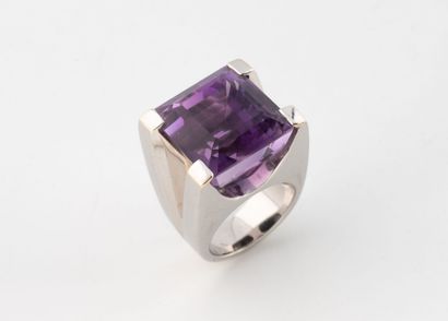 Importante bague cocktail en or gris (750)...