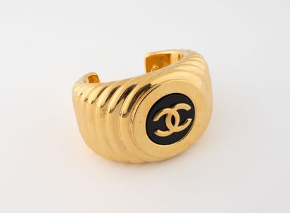 CHANEL
Large ribbed gold-plated cuff bracelet,...
