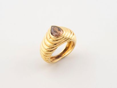 Bague en or jaune (750) à décor godronné,...