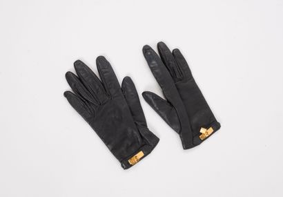 HERMES
Paire de gants en cuir d'agneau noir...