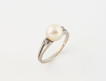 A white gold (750) ring set with a white...