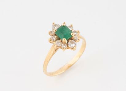 Yellow gold (750) ring set with a claw-set...