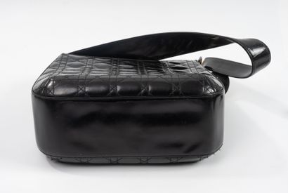 DIOR 
Sac porté épaule en cuir de veau glacé...