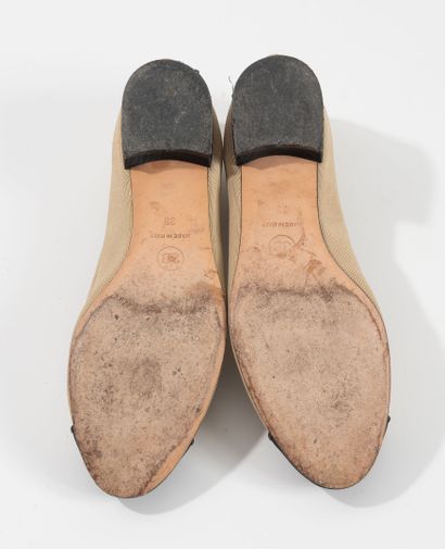 CHANEL 
Ballerines en toile beige et dorée...