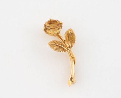 Broche fleur en or jaune (750) les feuilles...