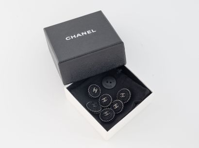 CHANEL
Set of six metal and black tweed buttons.
Embossed...