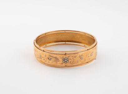 Semi-open rigid link bracelet in pink gold...