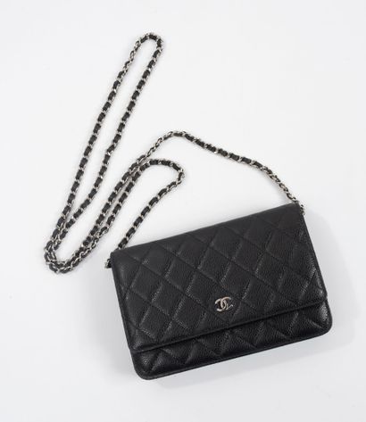 CHANEL
Wallet on Chain en veau grain caviar...