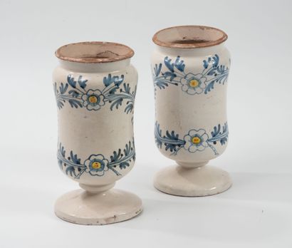 MIDI
Two earthenware pillboxes on pedestal...