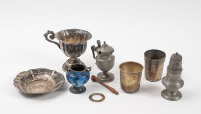 Lot of silver-plated metal objects including:...