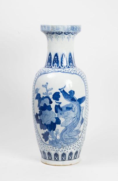 CHINA, 20th century
Large porcelain baluster...