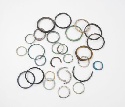 Roman and Islamic art.
Set of 75 ring bracelets.
Blue,...