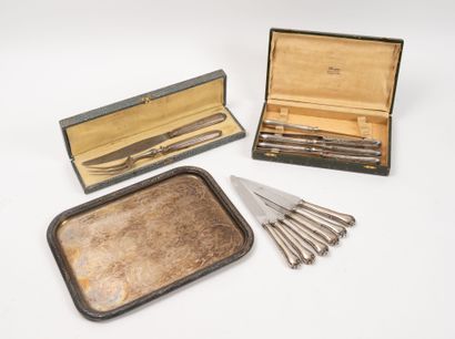 Set of fitted pieces :
- a cutlery set with...