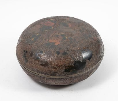 JAPAN, Meiji
Important round box in textured...