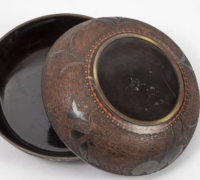 JAPAN, Meiji
Important round box in textured...