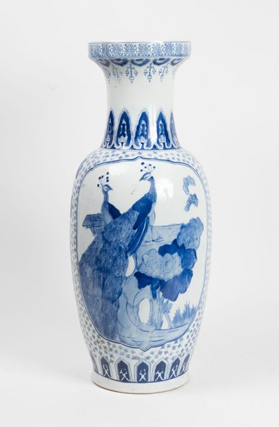 CHINA, 20th century
Large porcelain baluster...