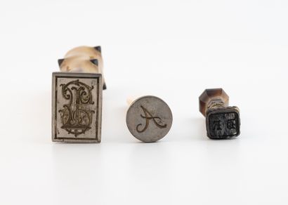 Set of three seals comprising : 
- a metal...