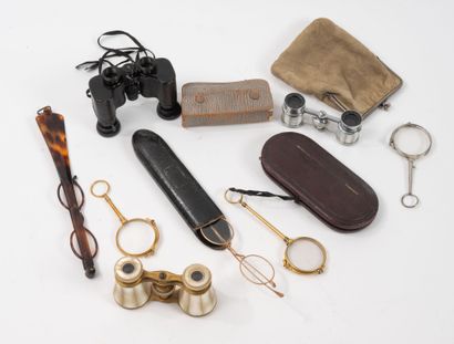 Optical lot:
- A pair of duchesse binoculars...