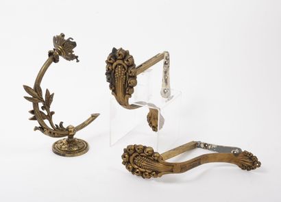 Lot in gilt metal: 
- A sconce decorated...