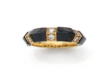 Petite bague jonc en or jaune (750) ornée...