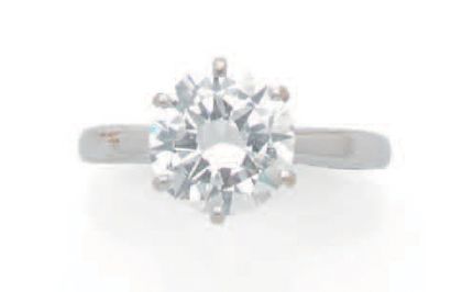 White gold (750) ring set with a brilliant-cut...