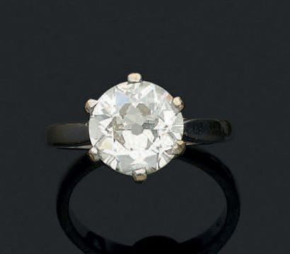 Bague solitaire en or gris (750) ornée d'un...