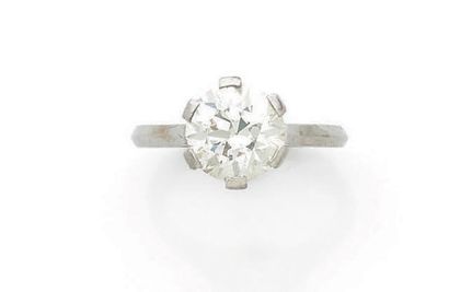 Solitaire ring in platinum (950) set with...