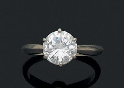 Bague solitaire en or gris (750) ornée d'un...