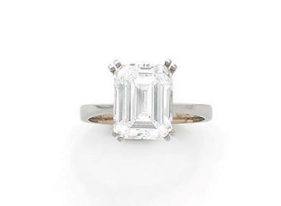 Beautiful solitaire ring in white gold (750)...