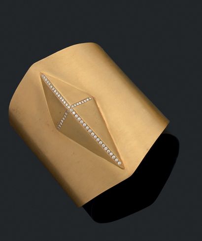 Déborah PAGANI
Large cuff in yellow gold...