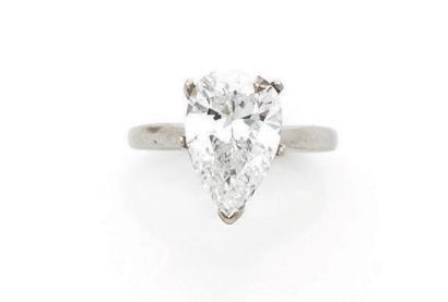 Beautiful platinum (950) ring set with a...