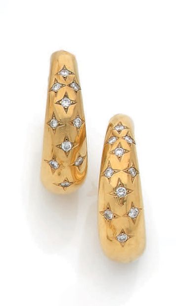 CHAUMET Paris
Pair of creoles in yellow gold...