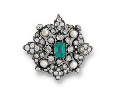 Center of a diamond-shaped necklace in gold...