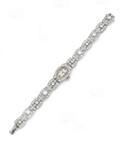 MOVADO
Belle montre bracelet de dame en platine...
