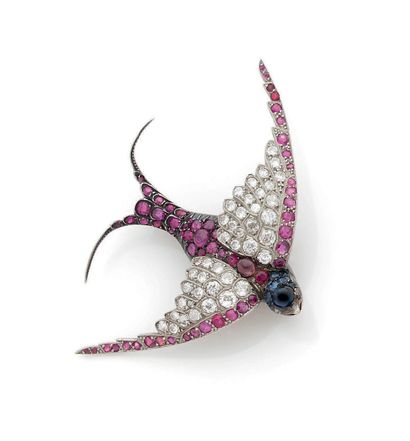 Pretty swallow brooch in flight in platinum...
