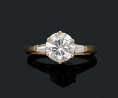 Bague solitaire en or jaune (750) centrée...