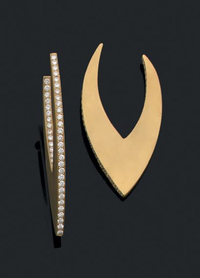 Pair of arrowhead earrings in yellow gold...