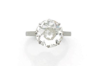 Solitaire ring in platinum (950) set with...