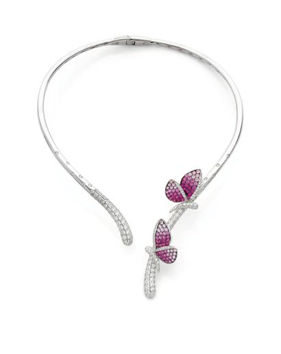 Beautiful open-work string necklace in white...