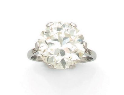 Beautiful solitaire ring in platinum (950)...