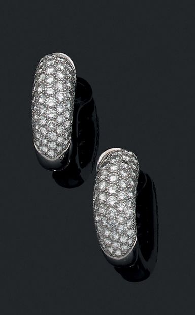 CHAUMET Paris
Pair of domed half-shell earrings...