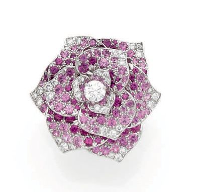 PIAGET
White gold (750) ring forming a rose...