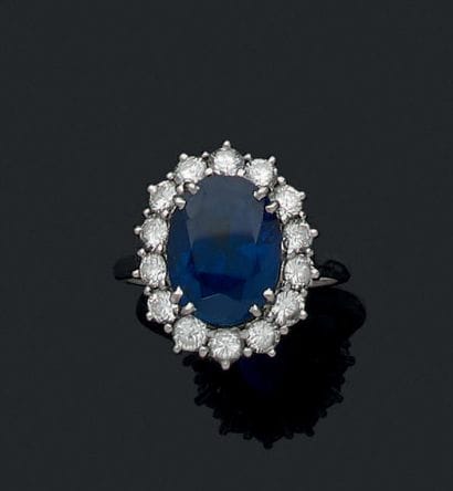 Bague en or gris (750) et platine (850 millièmes),...