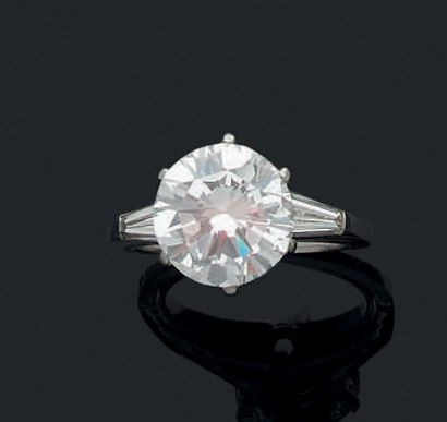 Belle bague en platine (850) ornée d'un diamant...