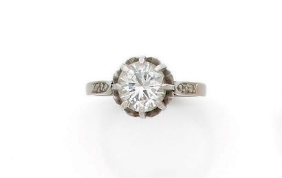 Solitaire ring in white gold (750) and platinum...