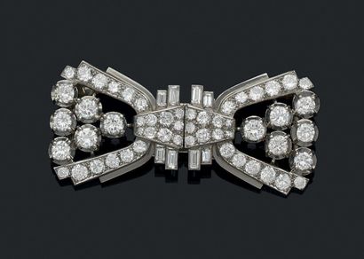MAUBOUSSIN PARIS
Broche double clip en platine...
